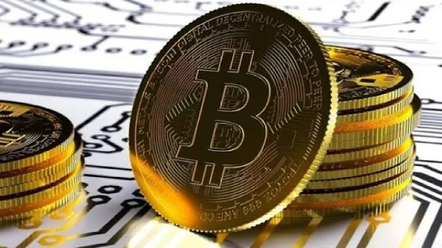 Bitcoin menjadi salah satu aset digital paling populer di dunia investasi. Selain itu, banyak investor mempertimbangkan Bitcoin sebagai pilihan jangka panjang. Meskipun begitu, nilai Bitcoin cenderung fluktuatif, sehingga keputusan investasi harus dilakukan dengan strategi matang. Artikel ini membahas kelebihan, risiko, strategi, dan tips investasi Bitcoin untuk jangka panjang agar investor mendapatkan keuntungan optimal dan risiko minimal. Apa Itu Bitcoin? Bitcoin adalah mata uang digital yang menggunakan teknologi blockchain. Mata uang ini tidak dikontrol oleh bank sentral atau pemerintah, sehingga bersifat desentralisasi. Transaksi cepat: Bitcoin memungkinkan transfer lintas negara tanpa perantara bank. Pasokan terbatas: Hanya 21 juta Bitcoin yang dapat ditambang, menciptakan sifat langka. Transparan: Semua transaksi tercatat di blockchain dan dapat diverifikasi. Selain itu, Bitcoin dapat digunakan untuk membayar jasa dan produk tertentu, serta sebagai instrumen investasi alternatif. Kelebihan Investasi Bitcoin Jangka Panjang Potensi Keuntungan Tinggi Sejak diluncurkan, Bitcoin telah mengalami kenaikan nilai signifikan. Investor awal bisa mendapatkan keuntungan besar jika memegang aset dalam jangka panjang. Hedge Terhadap Inflasi Karena pasokan Bitcoin terbatas, banyak investor menggunakannya sebagai lindung nilai terhadap inflasi mata uang fiat. Likuiditas Tinggi Bitcoin mudah diperdagangkan di bursa kripto global. Investor bisa menjual atau membeli kapan saja. Desentralisasi dan Keamanan Blockchain membuat Bitcoin aman dari manipulasi pemerintah atau bank. Selain itu, Bitcoin memiliki komunitas besar dan dukungan institusi yang semakin meningkatkan kredibilitasnya sebagai aset investasi jangka panjang. Risiko Investasi Bitcoin Volatilitas Tinggi Harga Bitcoin bisa naik atau turun drastis dalam waktu singkat. Regulasi dan Peraturan Beberapa negara membatasi penggunaan atau perdagangan Bitcoin, sehingga dapat mempengaruhi harga. Kehilangan Akses Wallet digital atau kunci privat yang hilang menyebabkan aset Bitcoin tidak bisa diakses. Ancaman Keamanan Hacker bisa menargetkan exchange atau wallet jika langkah keamanan tidak diterapkan. Meskipun begitu, risiko ini bisa diminimalkan dengan strategi investasi yang tepat dan penggunaan wallet aman. Strategi Investasi Bitcoin Jangka Panjang HODL (Hold On for Dear Life) Strategi ini melibatkan membeli Bitcoin dan menahan aset untuk jangka panjang meskipun harga fluktuatif. Dollar-Cost Averaging (DCA) Membeli Bitcoin secara berkala dengan jumlah tetap, mengurangi risiko membeli saat harga tinggi. Diversifikasi Portofolio Gabungkan Bitcoin dengan aset lain seperti saham, emas, atau altcoin untuk meminimalkan risiko. Analisis Fundamental dan Sentimen Pasar Pantau berita, regulasi, dan tren pasar untuk mengambil keputusan investasi yang lebih baik. Gunakan Wallet Aman Simpan Bitcoin di cold wallet atau hardware wallet untuk mengurangi risiko peretasan. Selain itu, investor disarankan untuk tidak menggunakan seluruh modal untuk Bitcoin, sehingga portofolio tetap seimbang. Bitcoin vs Aset Tradisional Aspek Bitcoin Saham / Emas Likuiditas Tinggi Variatif Risiko Tinggi Medium Potensi Keuntungan Tinggi Stabil Regulasi Variatif Teratur Akses 24/7 Terbatas Dengan demikian, Bitcoin menawarkan peluang keuntungan tinggi, namun risiko volatilitas lebih besar dibanding aset tradisional. Selain itu, strategi jangka panjang membantu mengurangi dampak fluktuasi harga. Tips Investasi Aman Mulai dengan Modal yang Bisa Hilang Jangan gunakan dana penting atau kebutuhan sehari-hari untuk membeli Bitcoin. Riset Sebelum Membeli Pelajari platform exchange, regulasi, dan reputasi wallet. Pantau Perkembangan Pasar Tetap update dengan berita kripto dan tren harga untuk membuat keputusan tepat. Gunakan Strategi Jangka Panjang HODL dan DCA terbukti efektif untuk menghadapi volatilitas tinggi. Jangan Panik Saat Harga Turun Fluktuasi harga normal terjadi di pasar Bitcoin. Tetap tenang dan patuhi strategi investasi. Selain itu, gunakan otentikasi dua faktor (2FA) dan backup kunci privat untuk keamanan aset. Kesimpulan Investasi Bitcoin jangka panjang memiliki potensi keuntungan tinggi, namun disertai risiko volatilitas dan regulasi. Selain itu, strategi seperti HODL, DCA, dan diversifikasi portofolio dapat membantu investor tetap aman. Meskipun begitu, penting untuk melakukan riset, mengelola risiko, dan hanya menggunakan modal yang bisa ditanggung hilangnya. Apakah Bagus Investasi Bitcoin untuk Jangka Panjang?